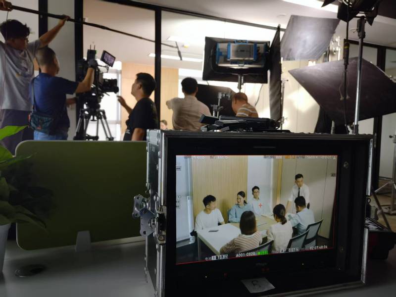 东兴区TVC拍摄公司：科技产品视觉化大师，诠释未来感与功能美学